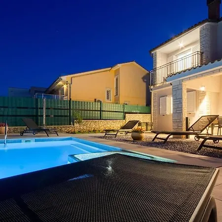 House Breeze - Premantura, 4 Bedroom House With Pool, Jacuzzi, Sauna And Gaming