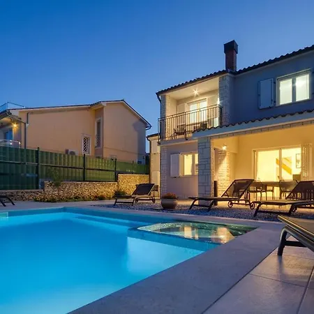 House Breeze - Premantura, 4 Bedroom House With Pool, Jacuzzi, Sauna And Gaming Premantura