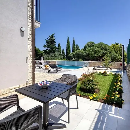 House Breeze - Premantura, 4 Bedroom House With Pool, Jacuzzi, Sauna And Gaming Premantura
