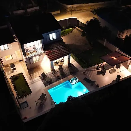 Holiday home House Breeze - Premantura, 4 Bedroom House With Pool, Jacuzzi, Sauna And Gaming Premantura