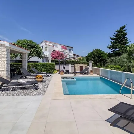House Breeze - Premantura, 4 Bedroom House With Pool, Jacuzzi, Sauna And Gaming *