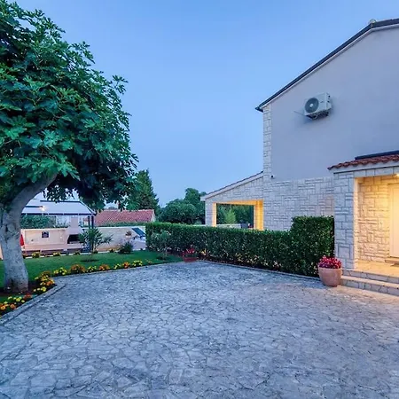 House Breeze - Premantura, 4 Bedroom House With Pool, Jacuzzi, Sauna And Gaming Premantura