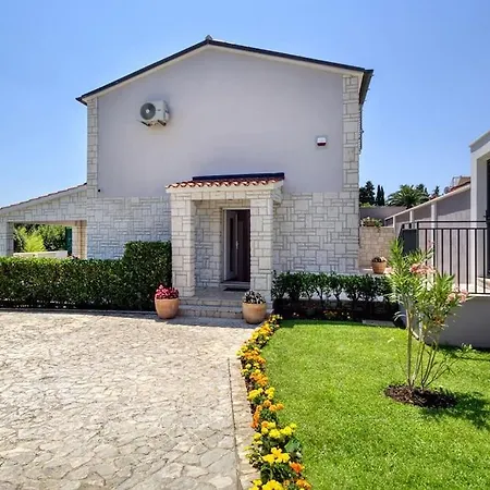 House Breeze - Premantura, 4 Bedroom House With Pool, Jacuzzi, Sauna And Gaming Holiday home
