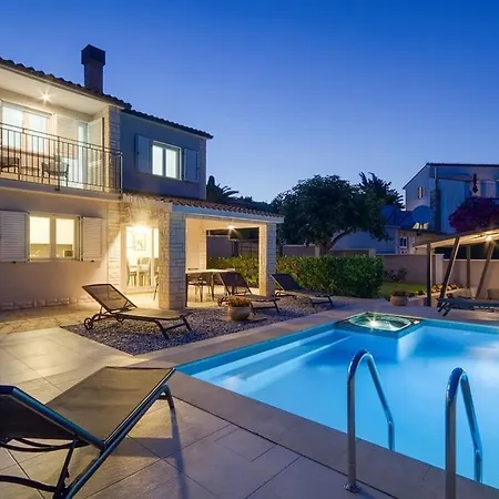 House Breeze - Premantura, 4 Bedroom House With Pool, Jacuzzi, Sauna And Gaming Premantura