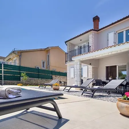 Holiday home House Breeze - Premantura, 4 Bedroom House With Pool, Jacuzzi, Sauna And Gaming