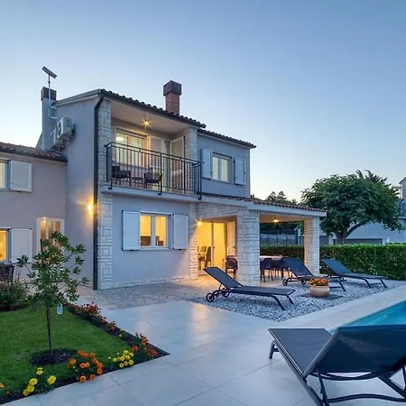 Holiday home House Breeze - Premantura, 4 Bedroom House With Pool, Jacuzzi, Sauna And Gaming