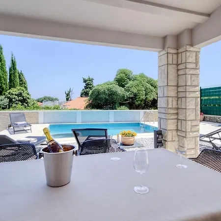 House Breeze - Premantura, 4 Bedroom House With Pool, Jacuzzi, Sauna And Gaming Holiday home Premantura