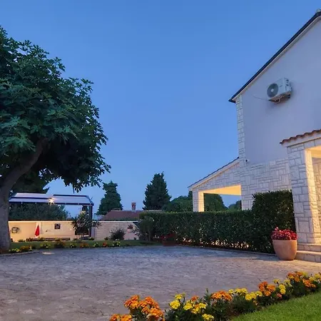 House Breeze - Premantura, 4 Bedroom House With Pool, Jacuzzi, Sauna And Gaming *