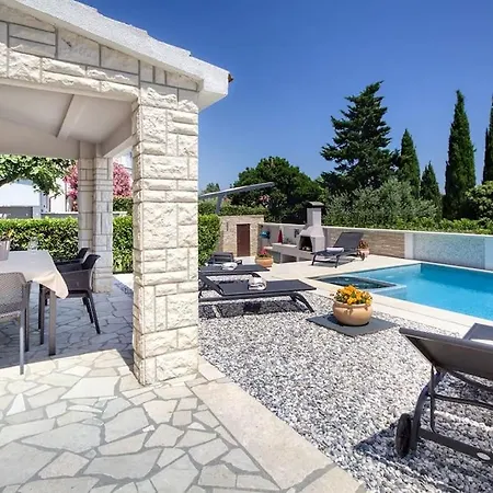 House Breeze - Premantura, 4 Bedroom House With Pool, Jacuzzi, Sauna And Gaming