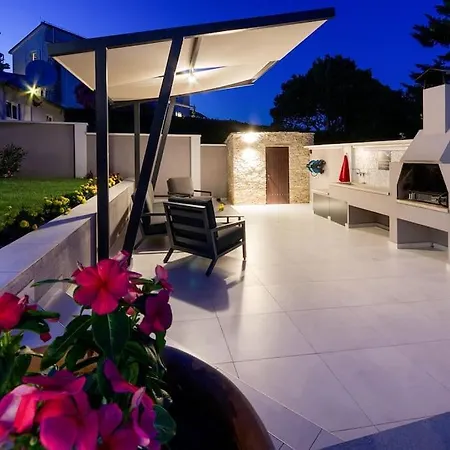 Holiday home House Breeze - Premantura, 4 Bedroom House With Pool, Jacuzzi, Sauna And Gaming