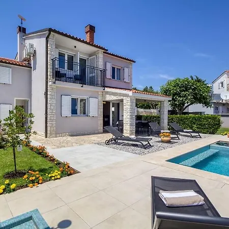 House Breeze - Premantura, 4 Bedroom House With Pool, Jacuzzi, Sauna And Gaming Holiday home *