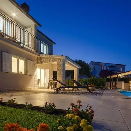 Holiday home House Breeze - Premantura, 4 Bedroom House With Pool, Jacuzzi, Sauna And Gaming *