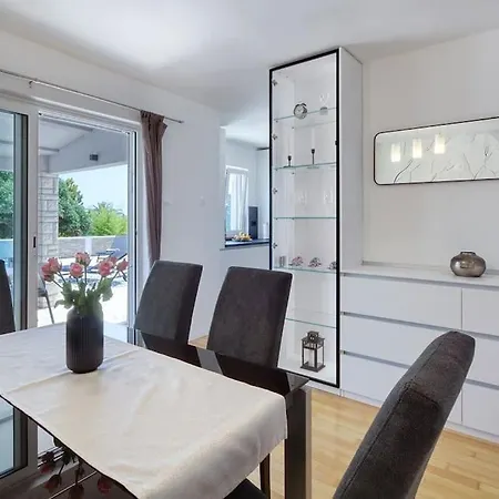 House Breeze - Premantura, 4 Bedroom House With Pool, Jacuzzi, Sauna And Gaming Holiday home Premantura
