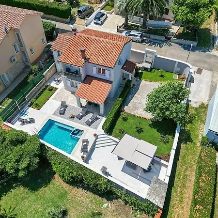 Holiday home House Breeze - Premantura, 4 Bedroom House With Pool, Jacuzzi, Sauna And Gaming