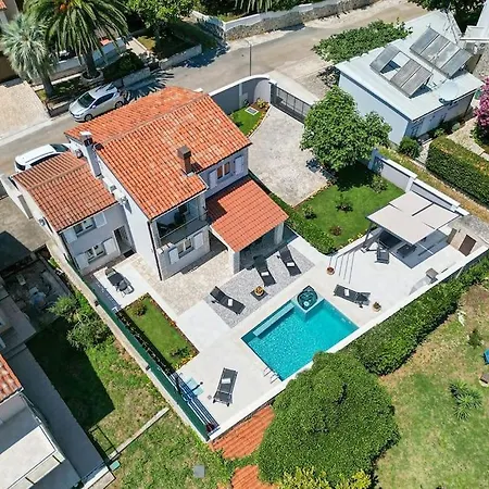 House Breeze - Premantura, 4 Bedroom House With Pool, Jacuzzi, Sauna And Gaming Holiday home *