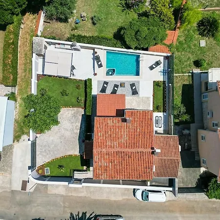 Holiday home House Breeze - Premantura, 4 Bedroom House With Pool, Jacuzzi, Sauna And Gaming Premantura