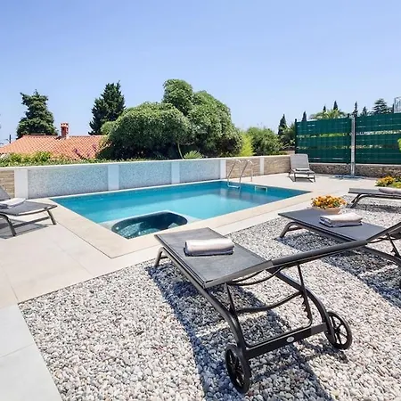 House Breeze - Premantura, 4 Bedroom House With Pool, Jacuzzi, Sauna And Gaming Premantura