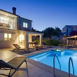 House Breeze - Premantura, 4 Bedroom House With Pool, Jacuzzi, Sauna And Gaming 프레멘투라