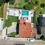 펜션 House Breeze - Premantura, 4 Bedroom House With Pool, Jacuzzi, Sauna And Gaming 프레멘투라