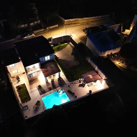 House Breeze - Premantura, 4 Bedroom House With Pool, Jacuzzi, Sauna And Gaming * Premantura