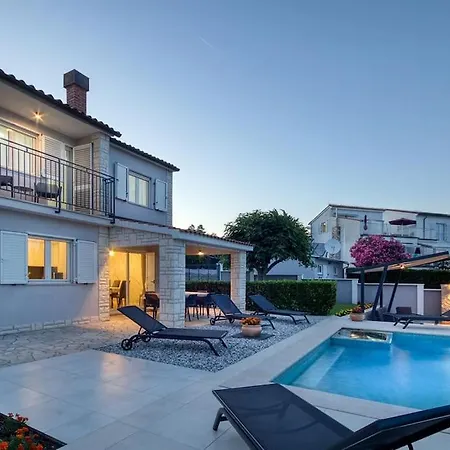 House Breeze - Premantura, 4 Bedroom House With Pool, Jacuzzi, Sauna And Gaming