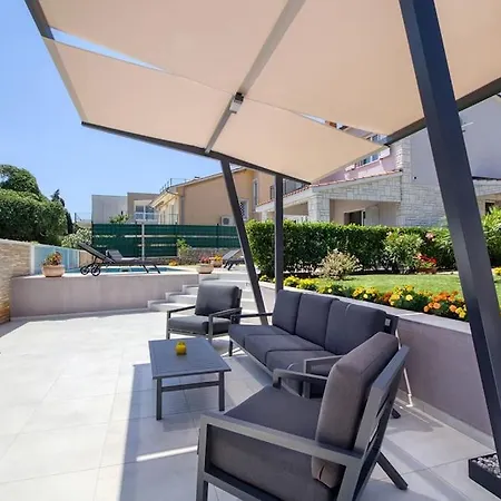 House Breeze - Premantura, 4 Bedroom House With Pool, Jacuzzi, Sauna And Gaming *