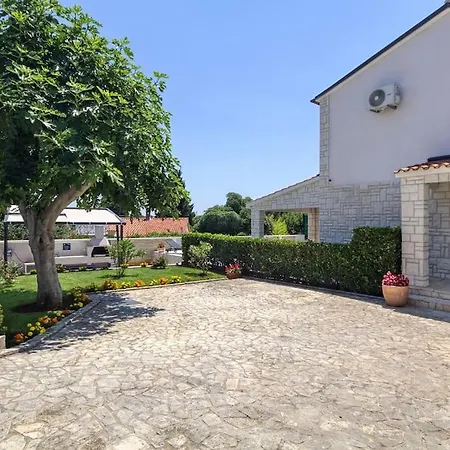 Semesterbostad House Breeze - Premantura, 4 Bedroom House With Pool, Jacuzzi, Sauna And Gaming *