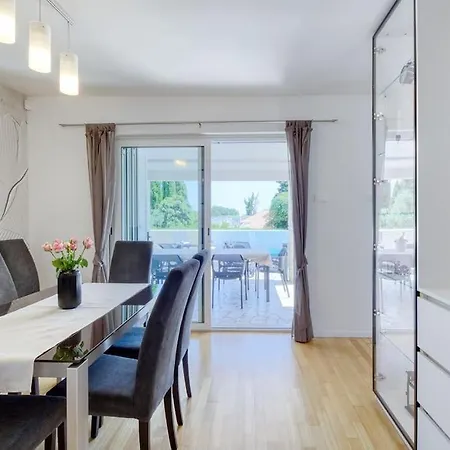 Semesterbostad House Breeze - Premantura, 4 Bedroom House With Pool, Jacuzzi, Sauna And Gaming Premantura