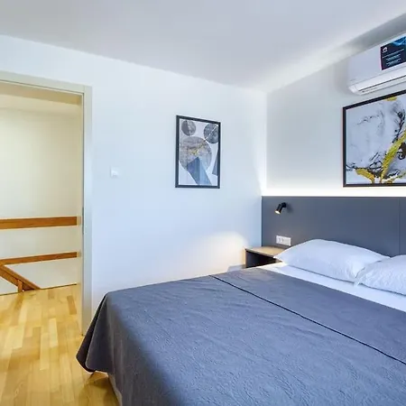 House Breeze - Premantura, 4 Bedroom House With Pool, Jacuzzi, Sauna And Gaming *