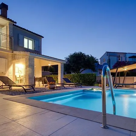 Semesterbostad House Breeze - Premantura, 4 Bedroom House With Pool, Jacuzzi, Sauna And Gaming *