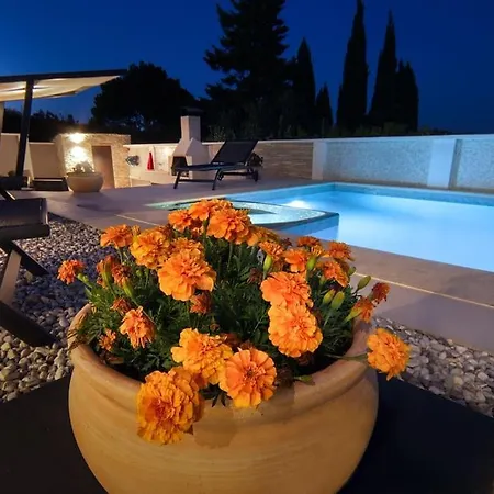 House Breeze - Premantura, 4 Bedroom House With Pool, Jacuzzi, Sauna And Gaming Premantura