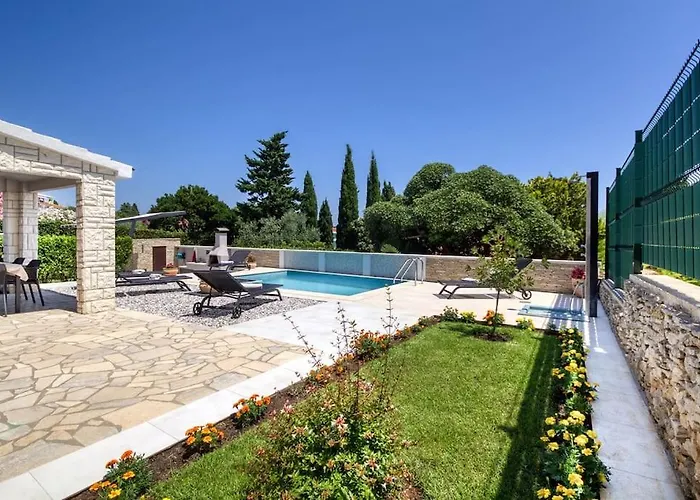 Ferienhaus House Breeze - Premantura, 4 Bedroom House With Pool, Jacuzzi, Sauna And Gaming Premantura