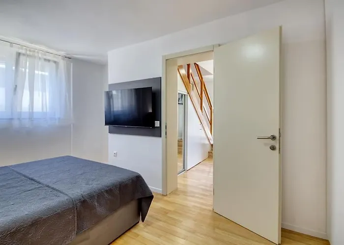 House Breeze - Premantura, 4 Bedroom House With Pool, Jacuzzi, Sauna And Gaming Ferienhaus