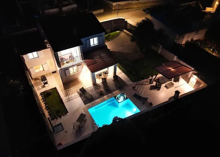 Ferienhaus House Breeze - Premantura, 4 Bedroom House With Pool, Jacuzzi, Sauna And Gaming Premantura