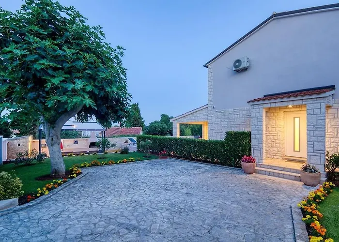 House Breeze - Premantura, 4 Bedroom House With Pool, Jacuzzi, Sauna And Gaming Premantura