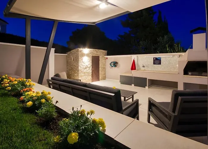 House Breeze - Premantura, 4 Bedroom House With Pool, Jacuzzi, Sauna And Gaming Ferienhaus