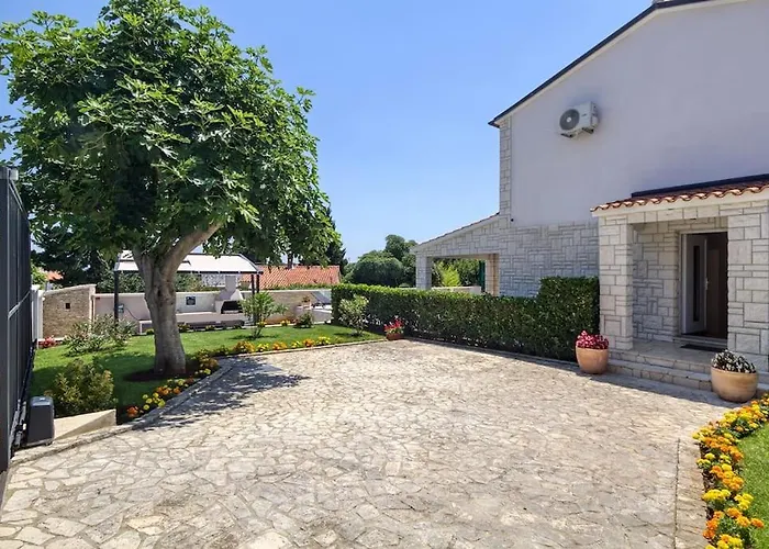 Ferienhaus House Breeze - Premantura, 4 Bedroom House With Pool, Jacuzzi, Sauna And Gaming *