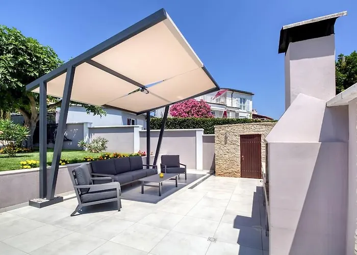 House Breeze - Premantura, 4 Bedroom House With Pool, Jacuzzi, Sauna And Gaming Ferienhaus Premantura