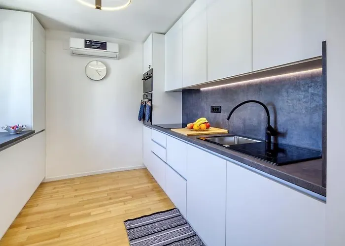 House Breeze - Premantura, 4 Bedroom House With Pool, Jacuzzi, Sauna And Gaming Ferienhaus