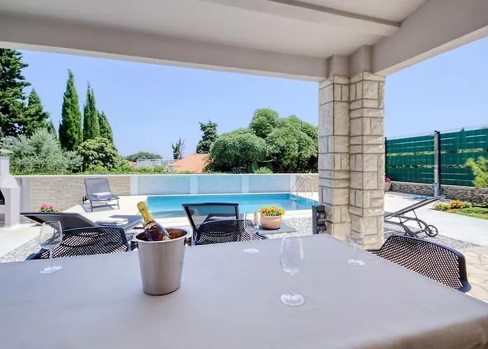 House Breeze - Premantura, 4 Bedroom House With Pool, Jacuzzi, Sauna And Gaming Ferienhaus Premantura