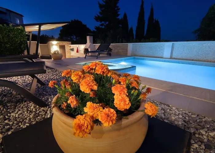 House Breeze - Premantura, 4 Bedroom House With Pool, Jacuzzi, Sauna And Gaming Premantura