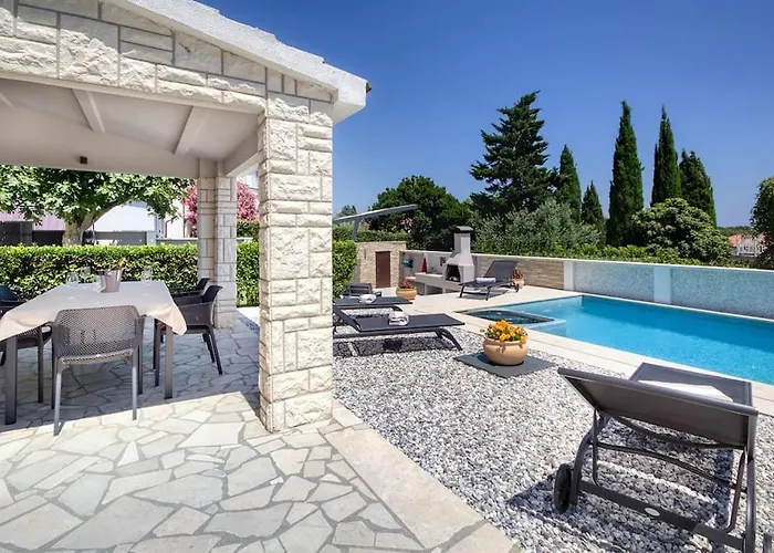 House Breeze - Premantura, 4 Bedroom House With Pool, Jacuzzi, Sauna And Gaming
