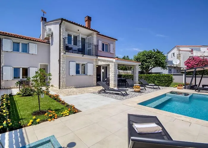 House Breeze - Premantura, 4 Bedroom House With Pool, Jacuzzi, Sauna And Gaming Ferienhaus *